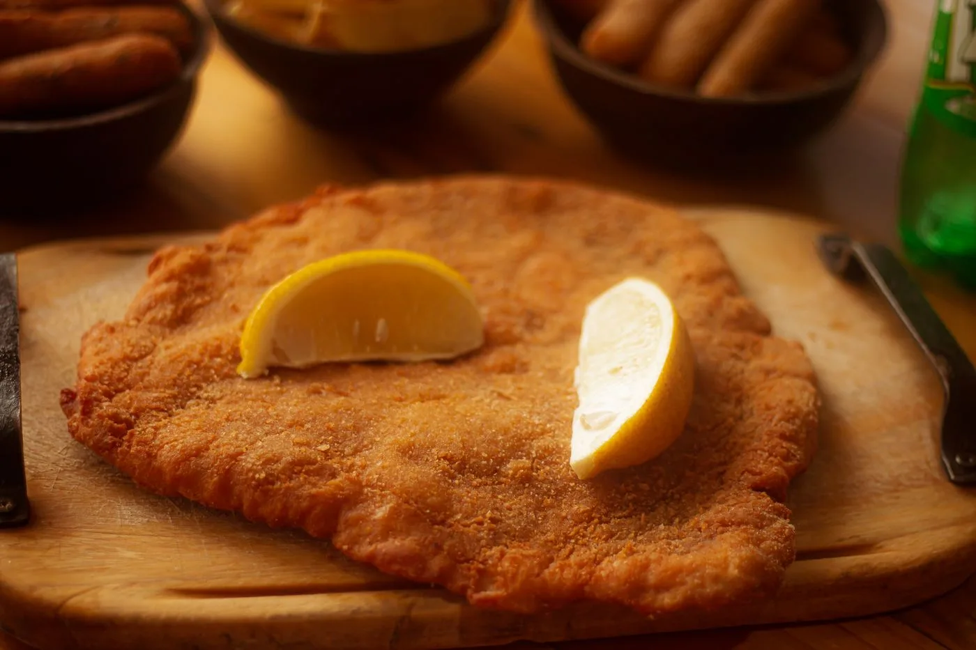 Symbolfoto: goldbraun paniertes Schnitzel mit Zitronenspalten
