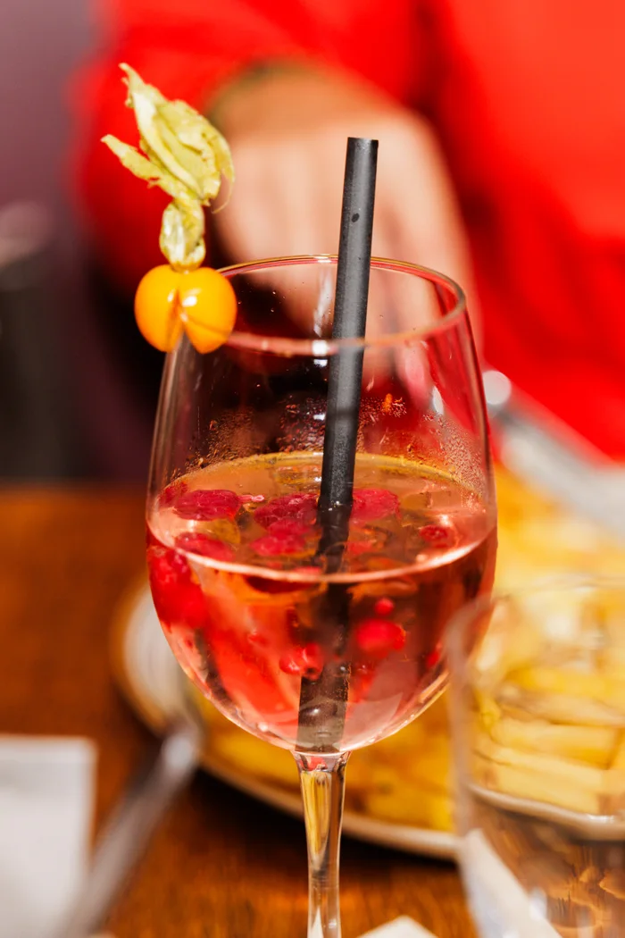 Fruchtiger Cocktail im Brauhaus