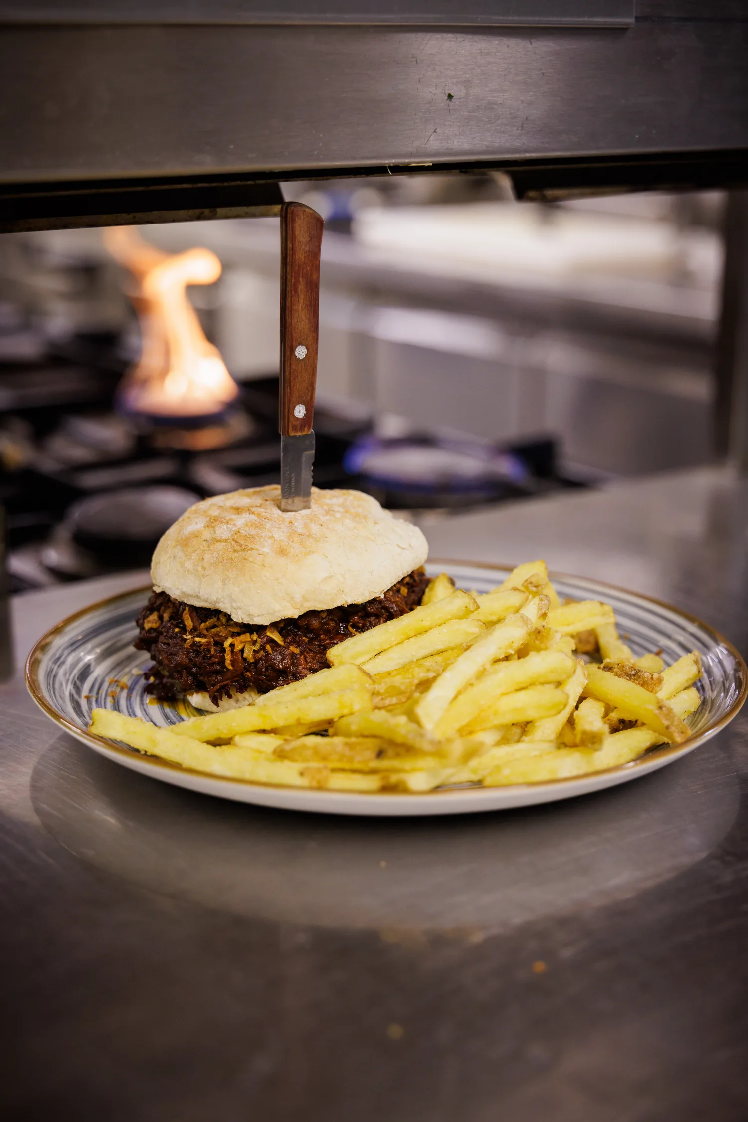 Burger mit Pommes aus der Brauhausküche