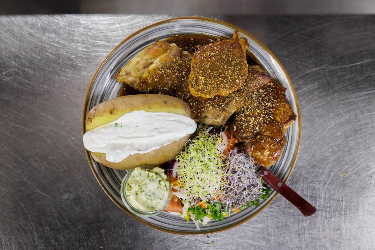 Brauhaus-Grillteller mit Fleisch, Ofenkartoffel und Salat