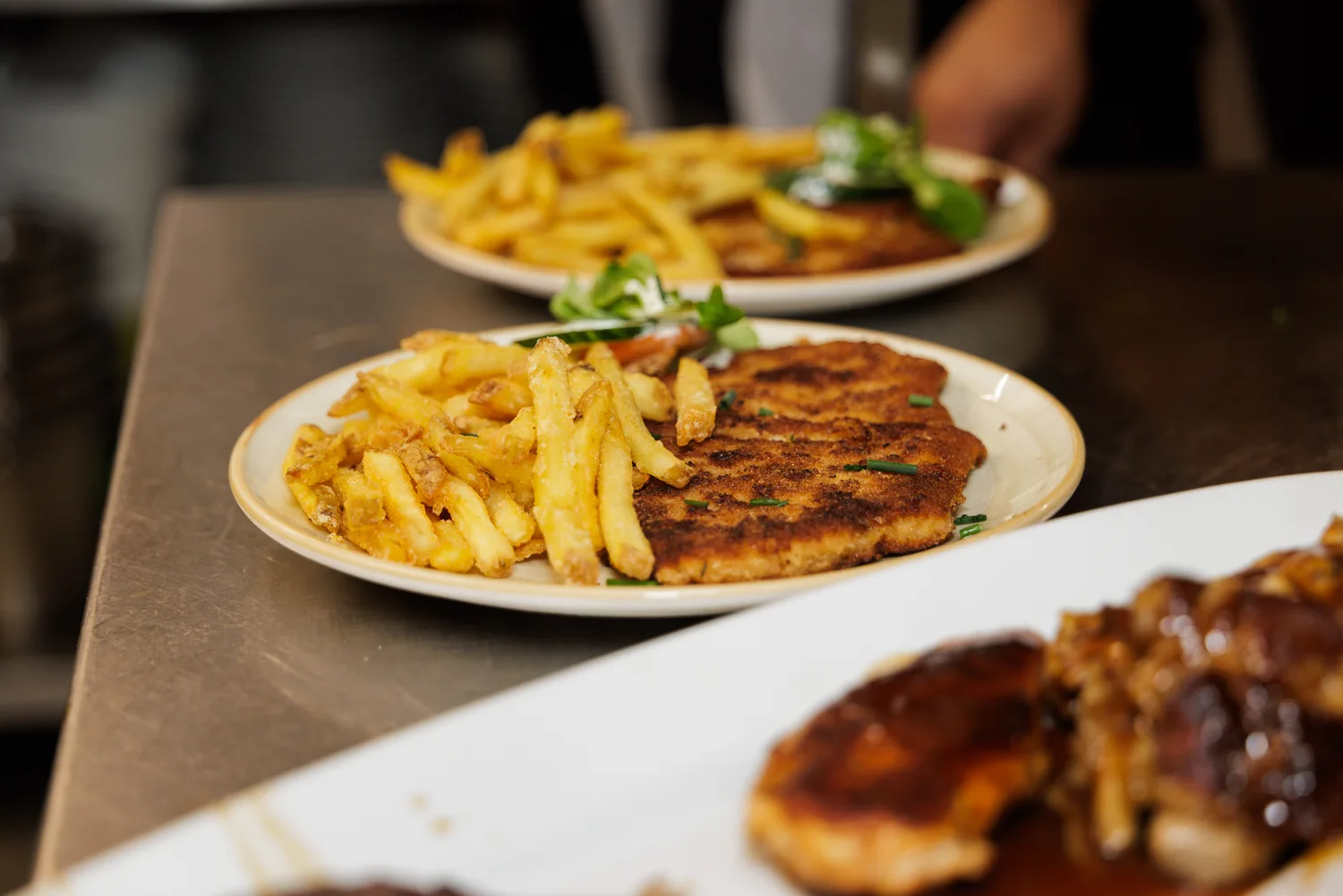 Hausgemachtes Schnitzel mit Pommes auf einem Teller